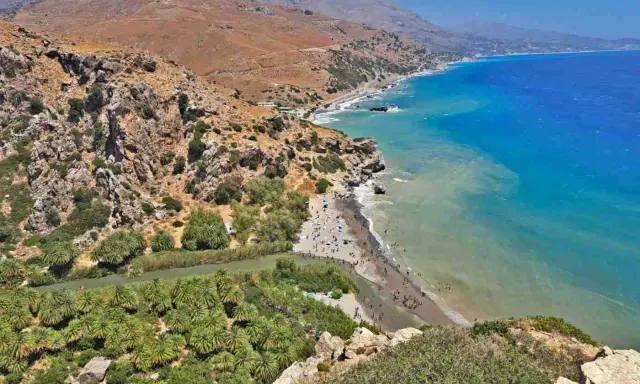 Spiaggia con palme e fiume in Grecia, ideale per una vacanza in famiglia in un grecia family hotel.