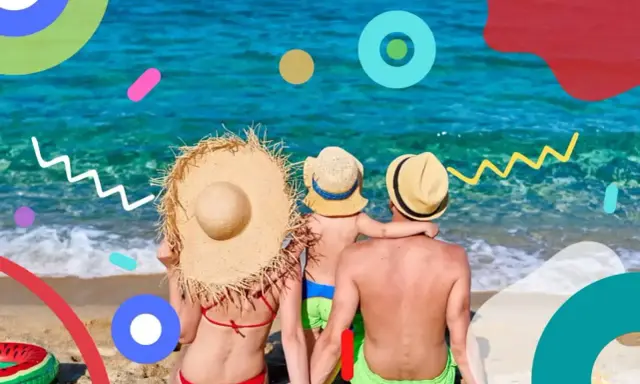 Famiglia in vacanza al mare, con cappelli di paglia, guarda il mare cristallino. Momenti felici di vacanze famiglia mare.