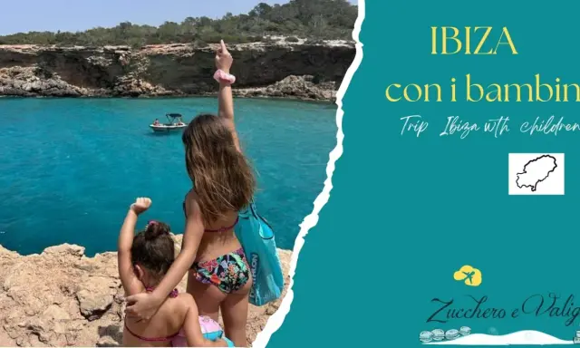 Due bambine ammirano il mare cristallino di Ibiza, un'isola perfetta per una vacanza con bambini.