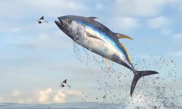 Un tonno balza fuori dall'acqua, circondato da spruzzi, con due pesci volanti che gli volano accanto. La pesca tonno è un'attività emozionante.
