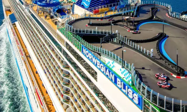 Nave da crociera con pista kart sul ponte superiore. Un'emozionante avventura in mare!