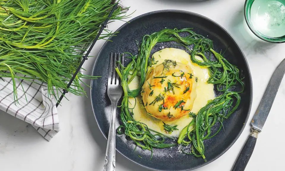 Piatto con patata ripiena, salsa cremosa e salicornia, un'idea per ricette senza glutine facili e gustose.