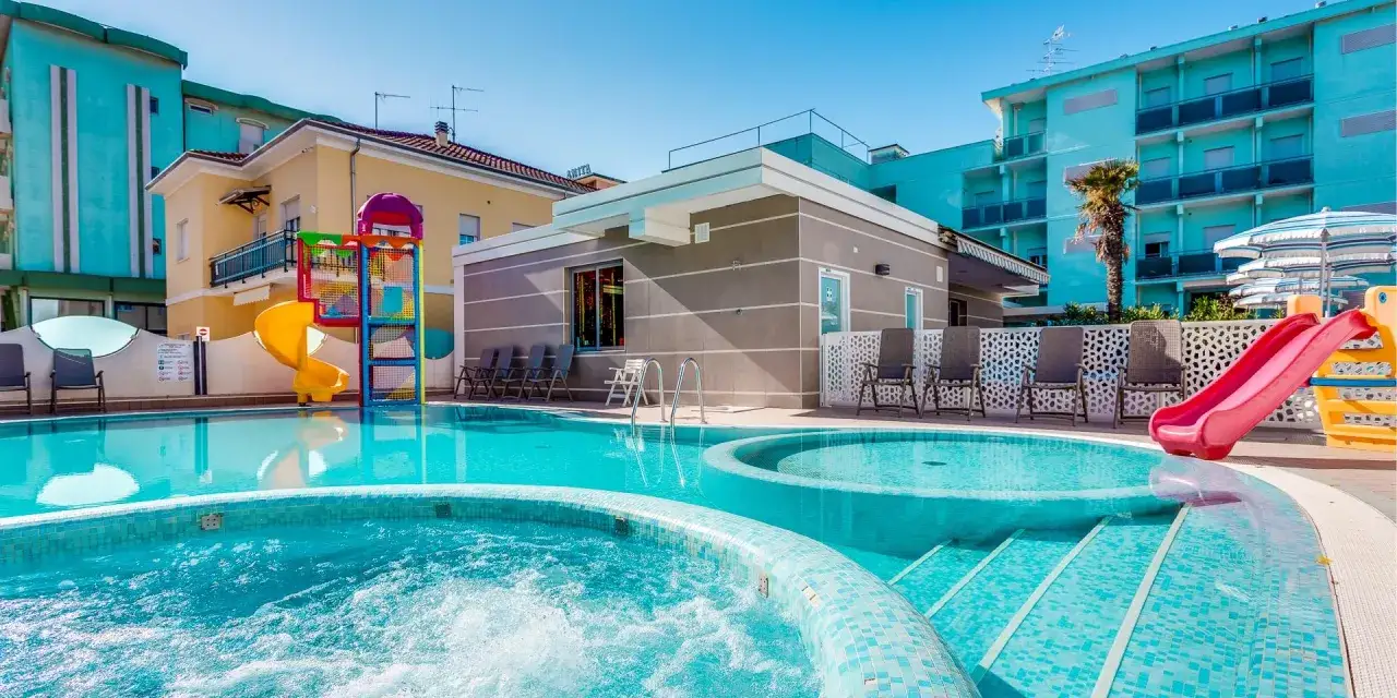 Piscina con scivoli e idromassaggio, perfetta per una vacanza in famiglia nell'Adriatico.