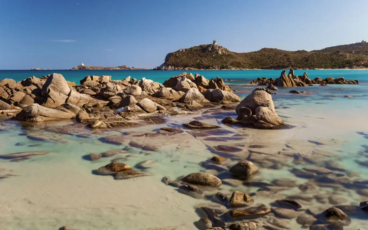Scogliera rocciosa e mare cristallino, un paesaggio tipico delle aree marine protette in Italia.