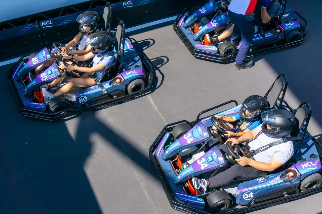 Gara emozionante sulla pista kart di una nave da crociera NCL. Bambini e adulti si divertono sfrecciando sui go-kart.