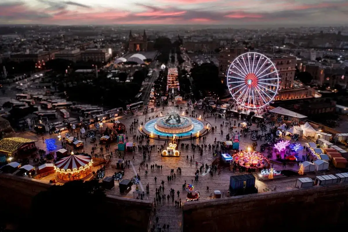 Un magico mercatino di Natale a Malta, con ruota panoramica, giostra e bancarelle illuminate.