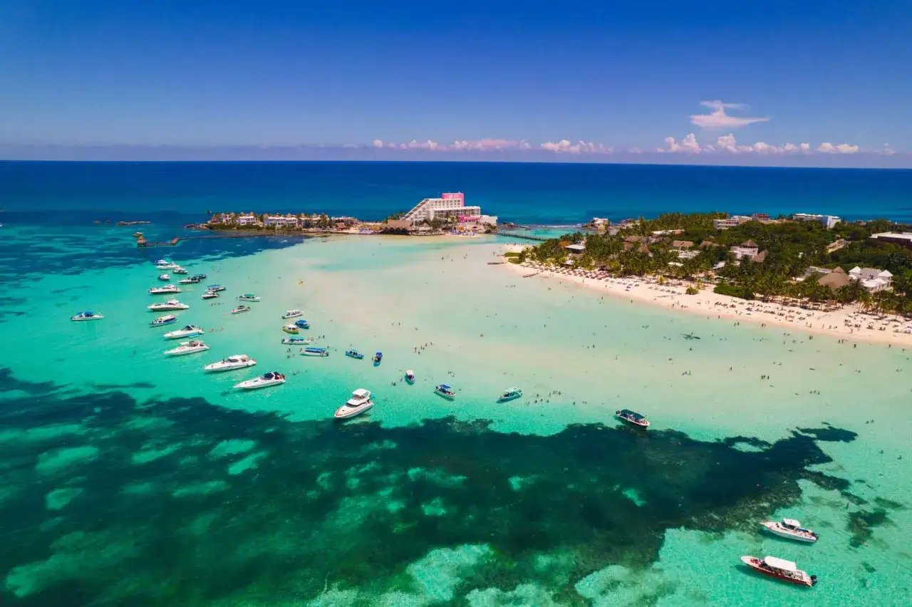 Vacanze in Messico con bambini: acque cristalline, barche e resort sulla spiaggia.