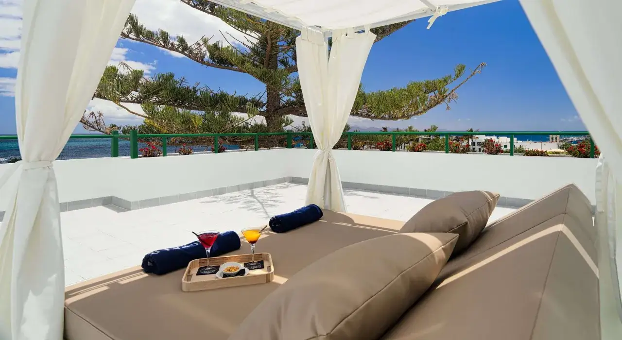Relax sotto il sole di Lanzarote Princess, con cocktail e vista mare. Un sogno ad occhi aperti.