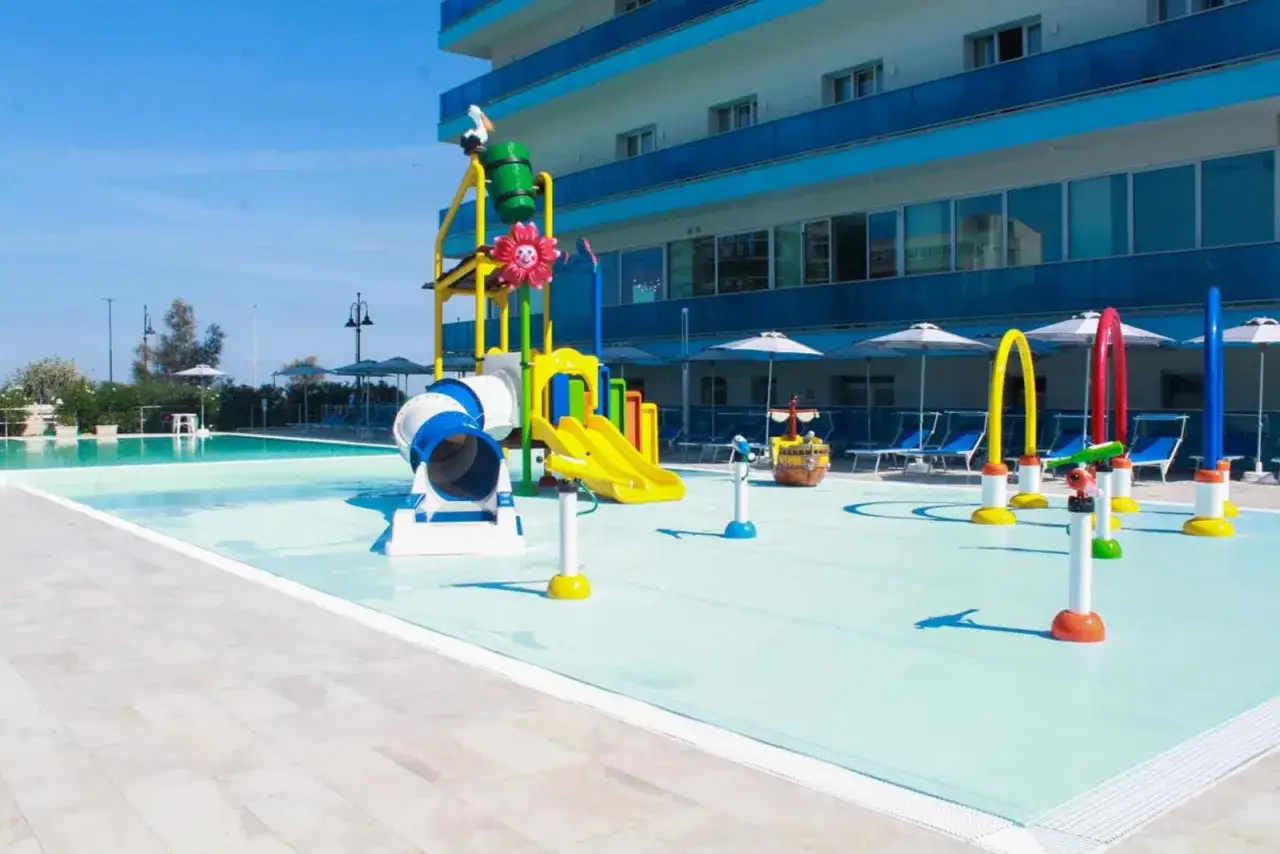 Area giochi acquatica con scivoli e spruzzi, perfetta per le famiglie. Le biondi hotel Cesenatico recensioni confermano il divertimento per i più piccoli.