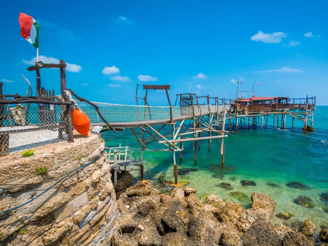 Trabocchi sul mare dell'Abruzzo, un'esperienza unica come un hotel Haway.