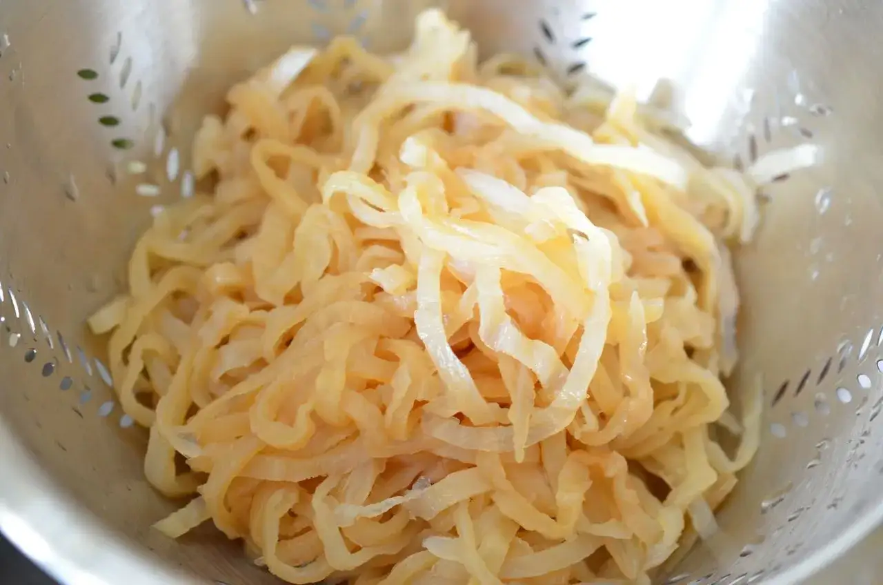 Fettuccine di medusa pronte per essere mangiate, scolate in un colino.