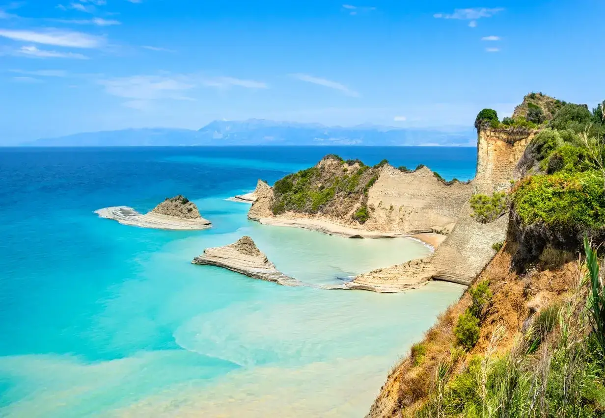 Scogliere dorate e acque turchesi definiscono queste splendide spiagge greche. Un paradiso naturale.