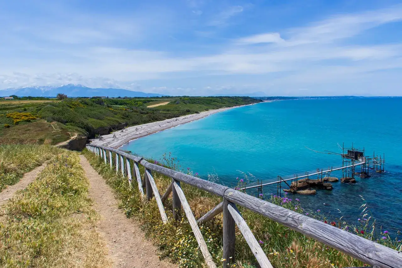 Sentiero panoramico sull'Adriatico, ideale per una vacanza in Abruzzo con bambini. Spiaggia di ciottoli, mare cristallino e un trabocco.