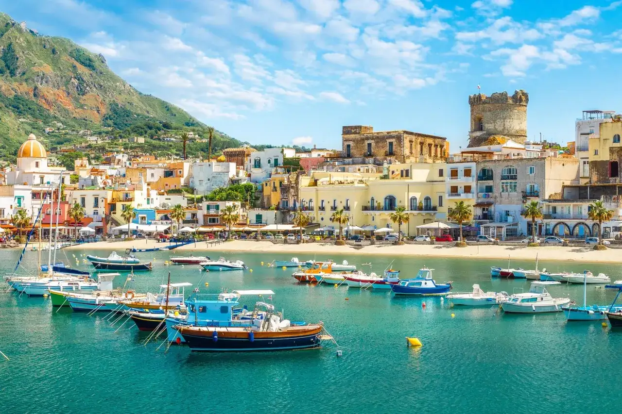 Un incantevole scorcio di Ischia con bambini che sognano gite in barca. Case colorate, mare azzurro e un castello medievale.
