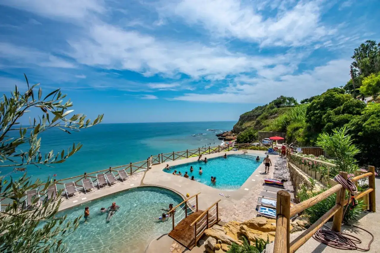 Piscine panoramiche con vista mare, un'oasi di relax in uno dei villaggi in Abruzzo sul mare.
