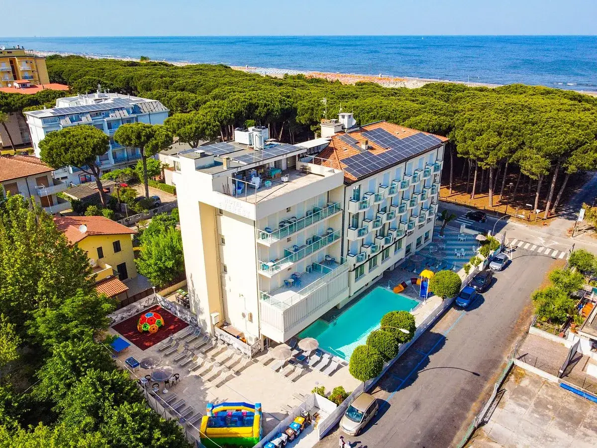 Vista aerea del hotel Primula Azzurra con piscina, area giochi e vista sul mare.