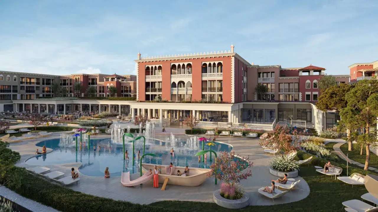 Un resort a Caorle con piscina e giochi d'acqua, dove un cavallino bianco potrebbe essere il protagonista di un'avventura estiva.