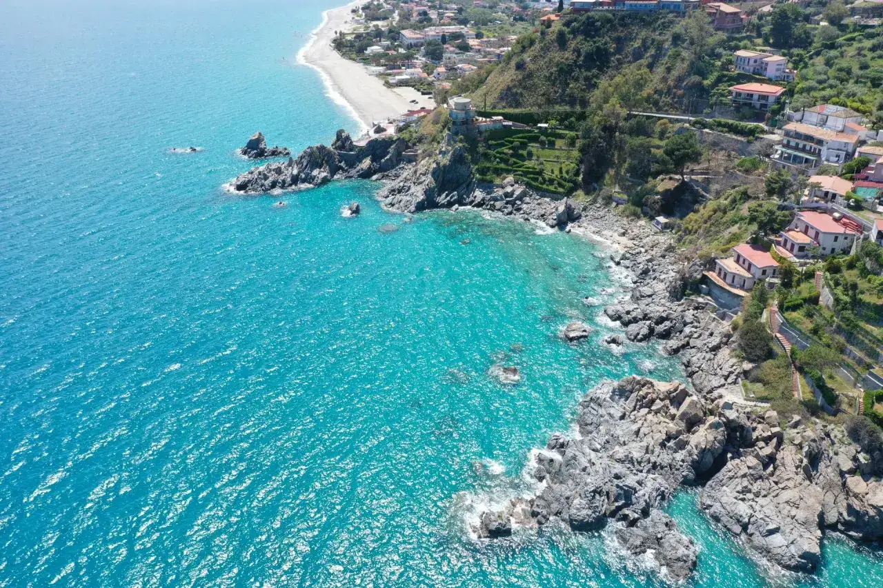 Scogliere rocciose e mare turchese lungo la costa calabrese, un vero spettacolo del 