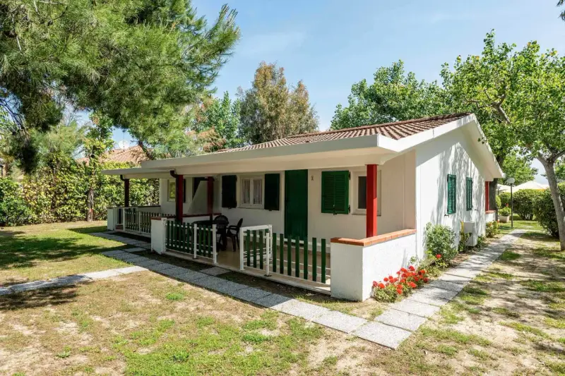 Bungalow in villaggi turistici Abruzzo per bambini, con veranda e giardino fiorito. Ideale per vacanze in famiglia.